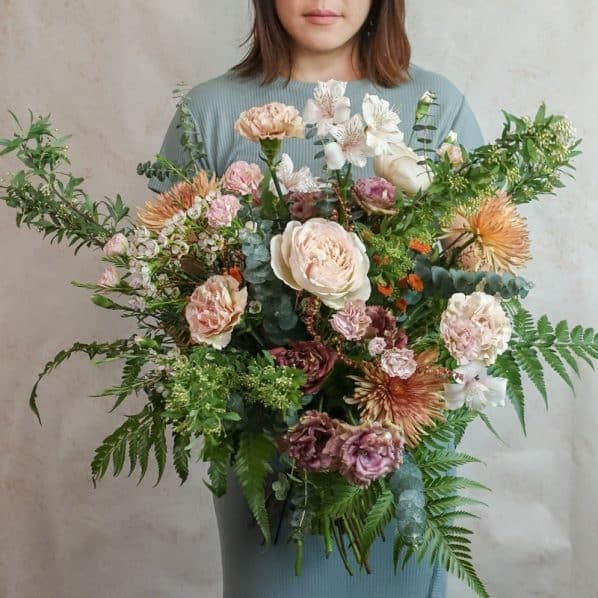 autumnal terracotta flower bouquet close up 01