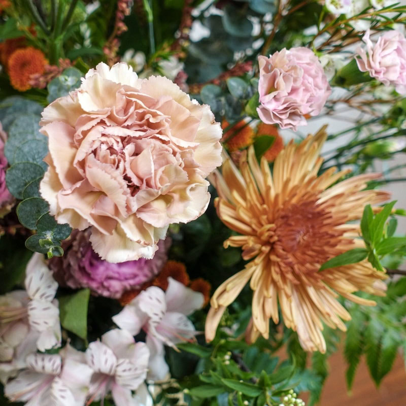 autumnal terracotta garden style flower bouquet close up 01