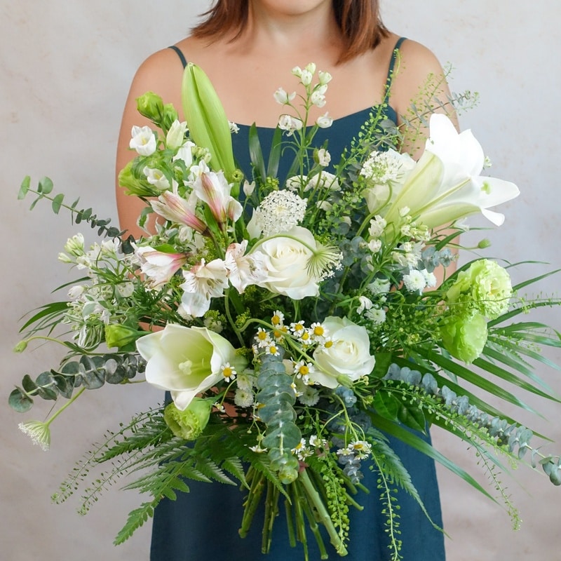 white flower bouquet garden style 02