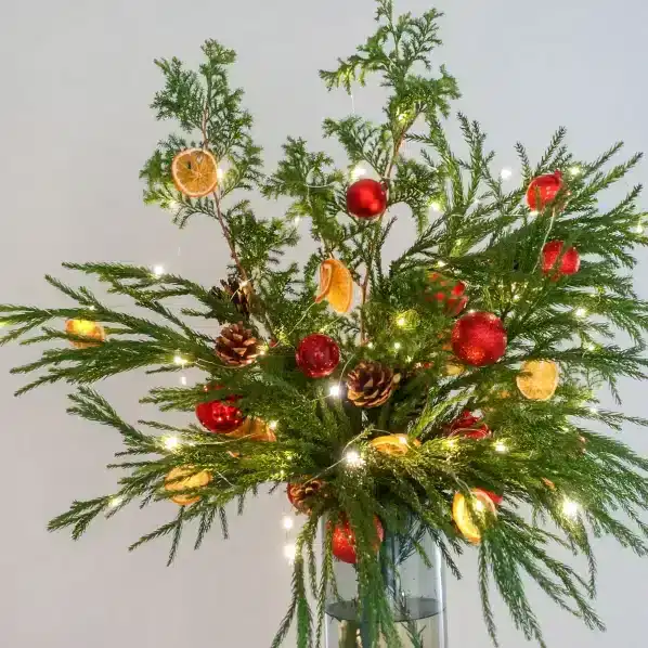 christmas-vase-arrangement-evergreens-pinecones-baubles-orange-slices-02