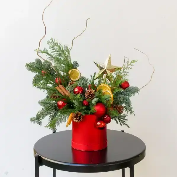 red-themed-christmas-hatbox-arrangement