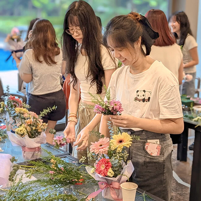 Flower Arrangement Workshop Photo 5