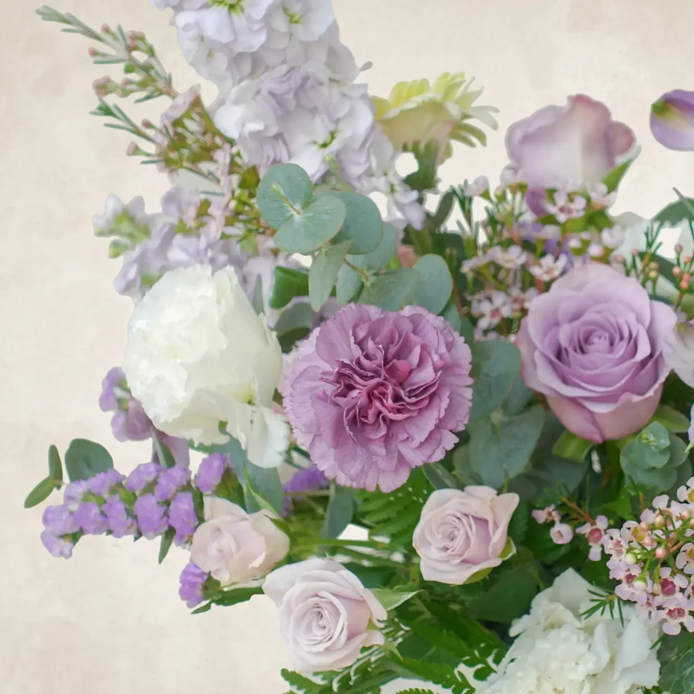 lilac-purple-white-table-flower-arrangement-close-up-01