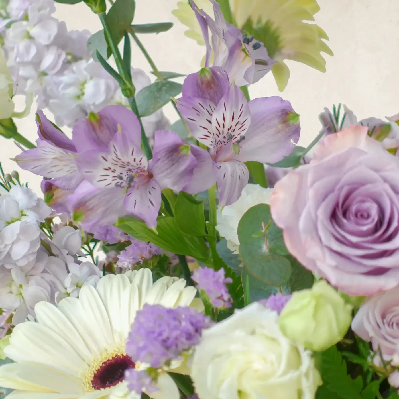 lilac-purple-white-table-flower-arrangement-close-up-02