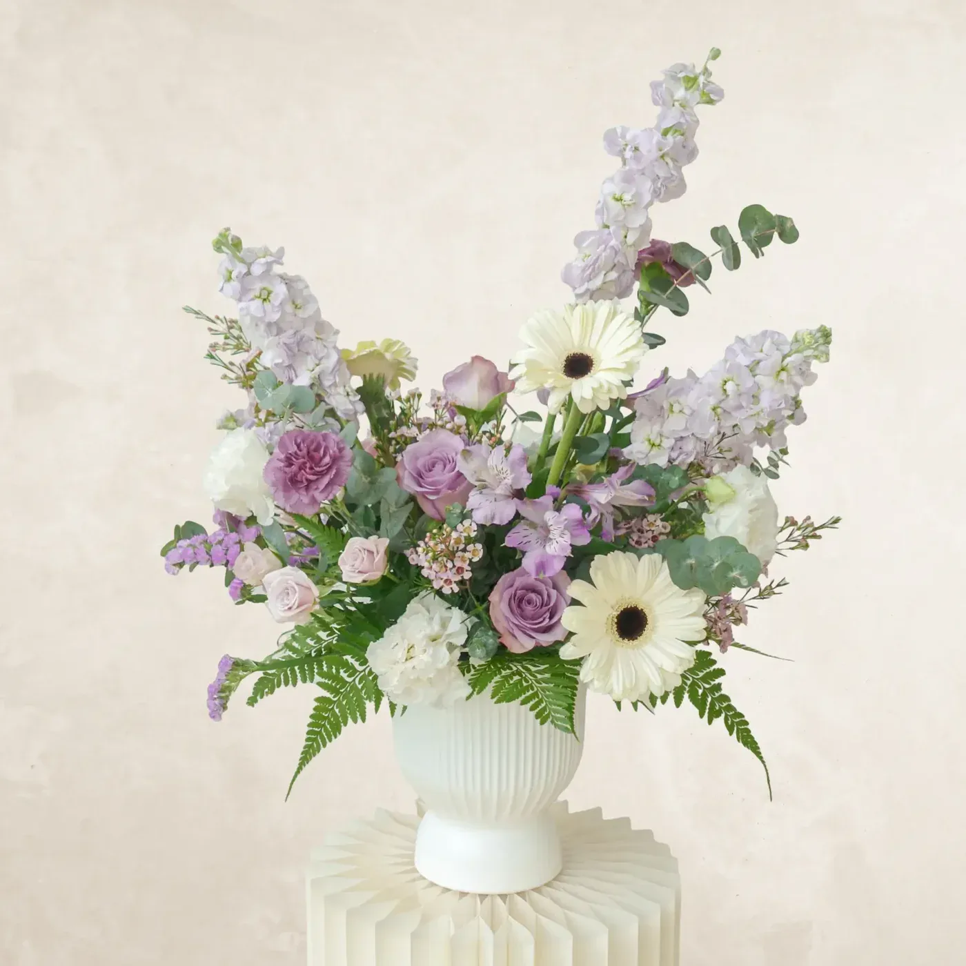 lilac-purple-white-table-flower-arrangement-on-white-vase
