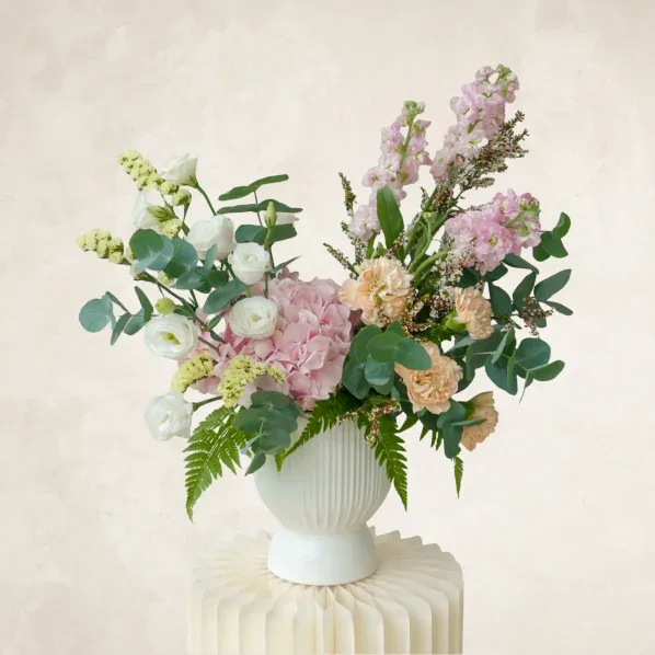 peach-pink-white-table-flower-arrangement-on-white-vase