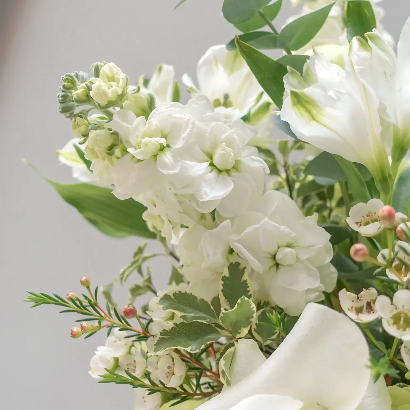 white-green-table-flower-arrangement-close-up-02