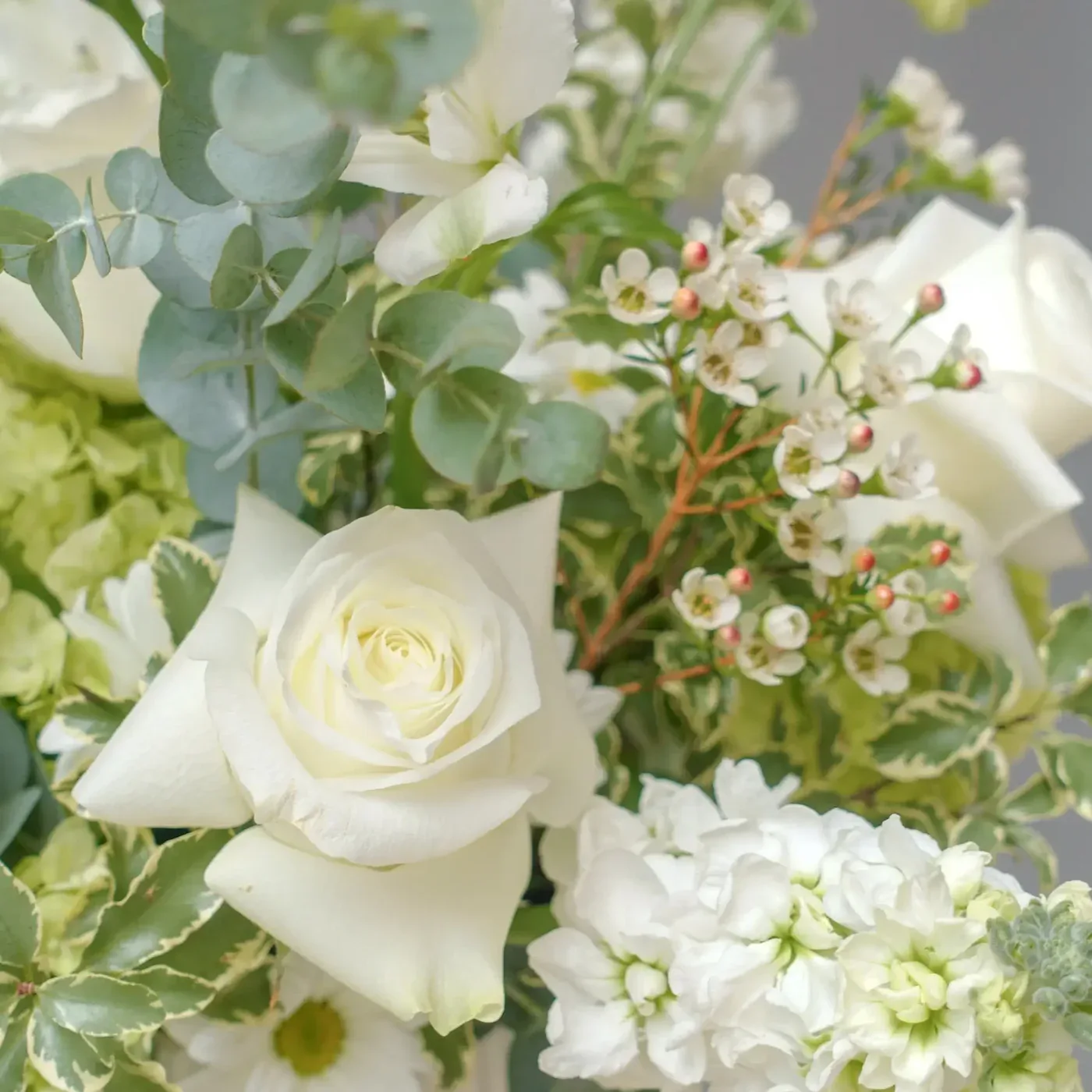 white-green-table-flower-arrangement-close-up-04