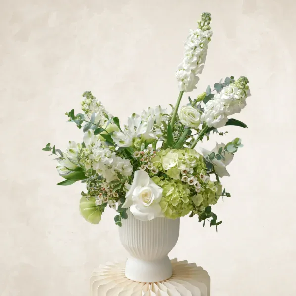 white-green-table-flower-arrangement-on-white-vase