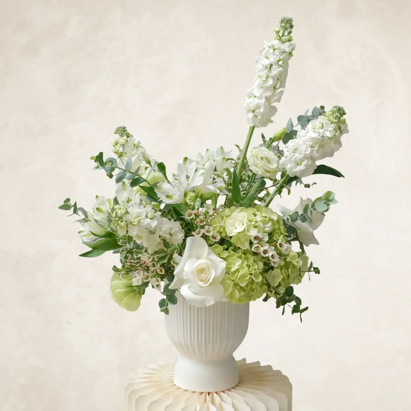white-green-table-flower-arrangement-on-white-vase